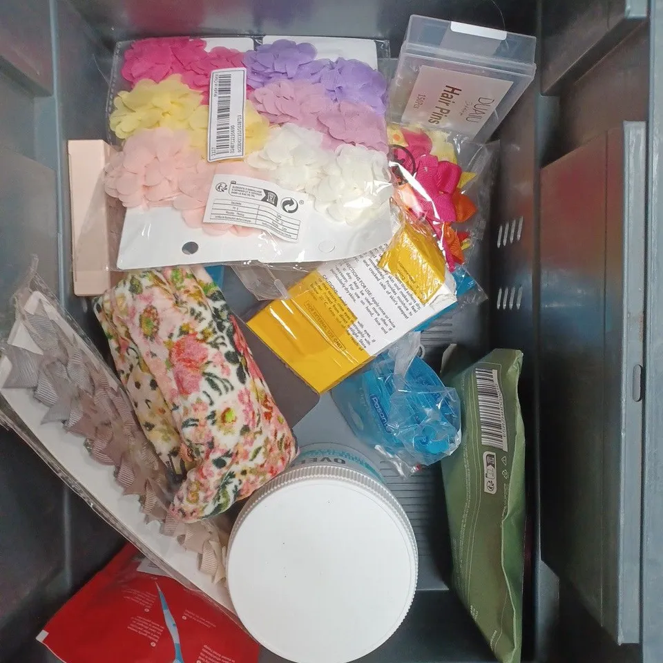 APPROXIMATELY 20 ASSORTED COSMETIC PRODUCTS TO INCLUDE SANEX SHOWER GEL, TROPIC BATH FOAM AND NATURALS KIDS HAIR TAMER