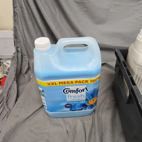 BOX OF 4 ASSORTED LIQUID ITEMS TO INCLUDE: COMFORT FABRIC CONDITIONER AND WASHING UP LIQUID