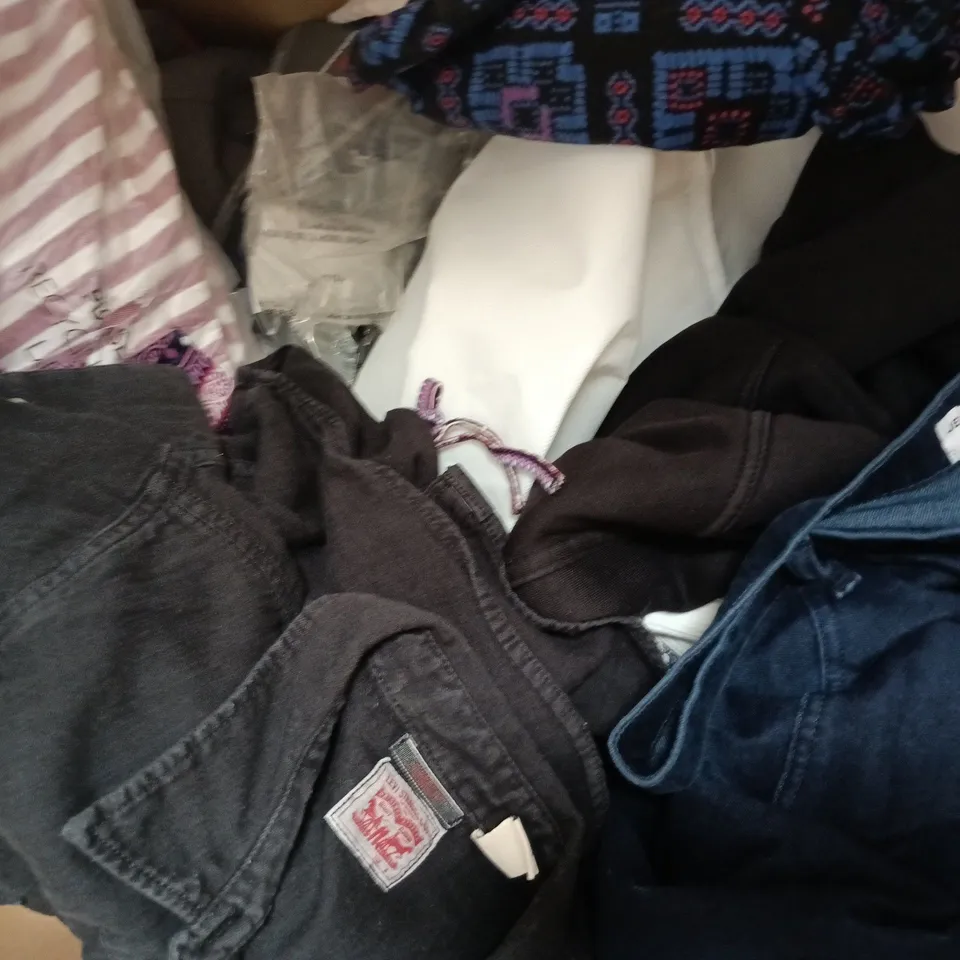 APPROXIMATELY 12 ASSORTED CLOTHING AND FASHION PRODUCTS IN VARIOUS STYLES AND SIZES - COLLECTION ONLY