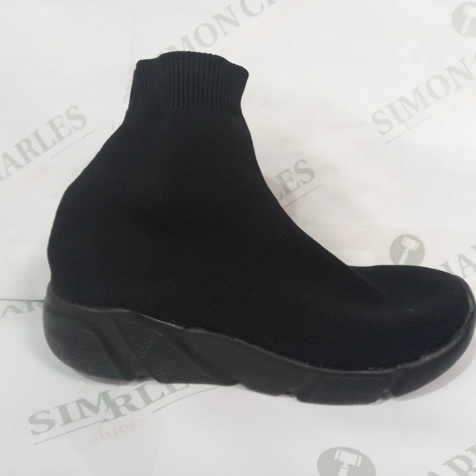 PAIR OF DESIGNER SLIP-ON ANKLE BOOTS IN BLACK EU 37