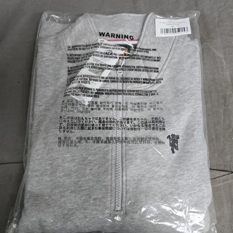 BAGGED MANCHESTER UNITED DEVIL LOGO QUARTER ZIP SWEATSHIRT IN GREY - XL