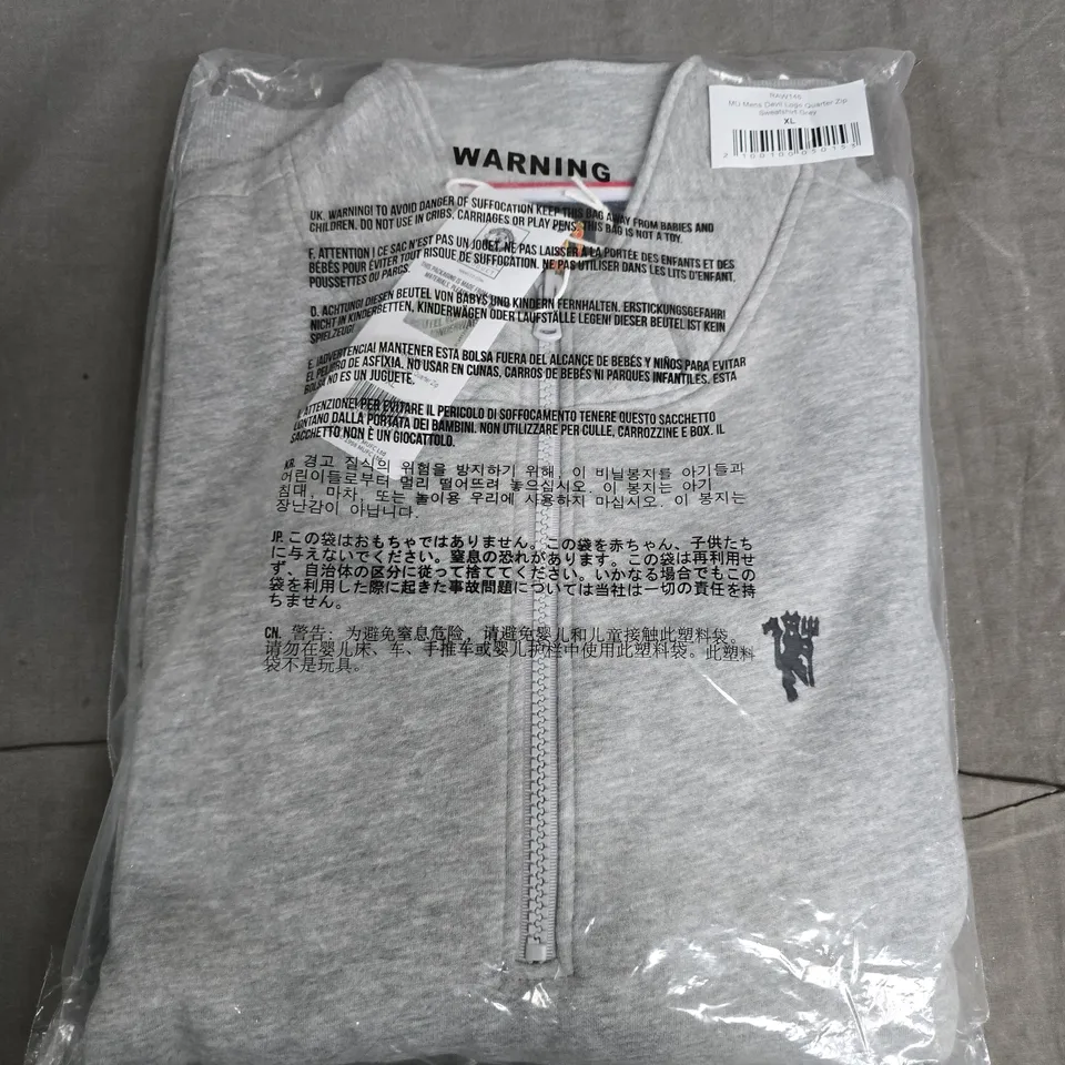 BAGGED MANCHESTER UNITED DEVIL LOGO QUARTER ZIP SWEATSHIRT IN GREY - XL