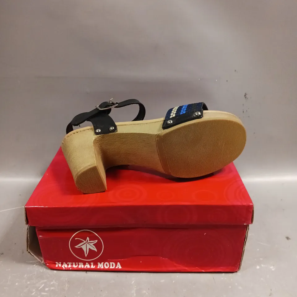 BOXED PAIR OF NATURAL MODA BLOCK HEEL OPEN TOE SHOES - SIZE 4