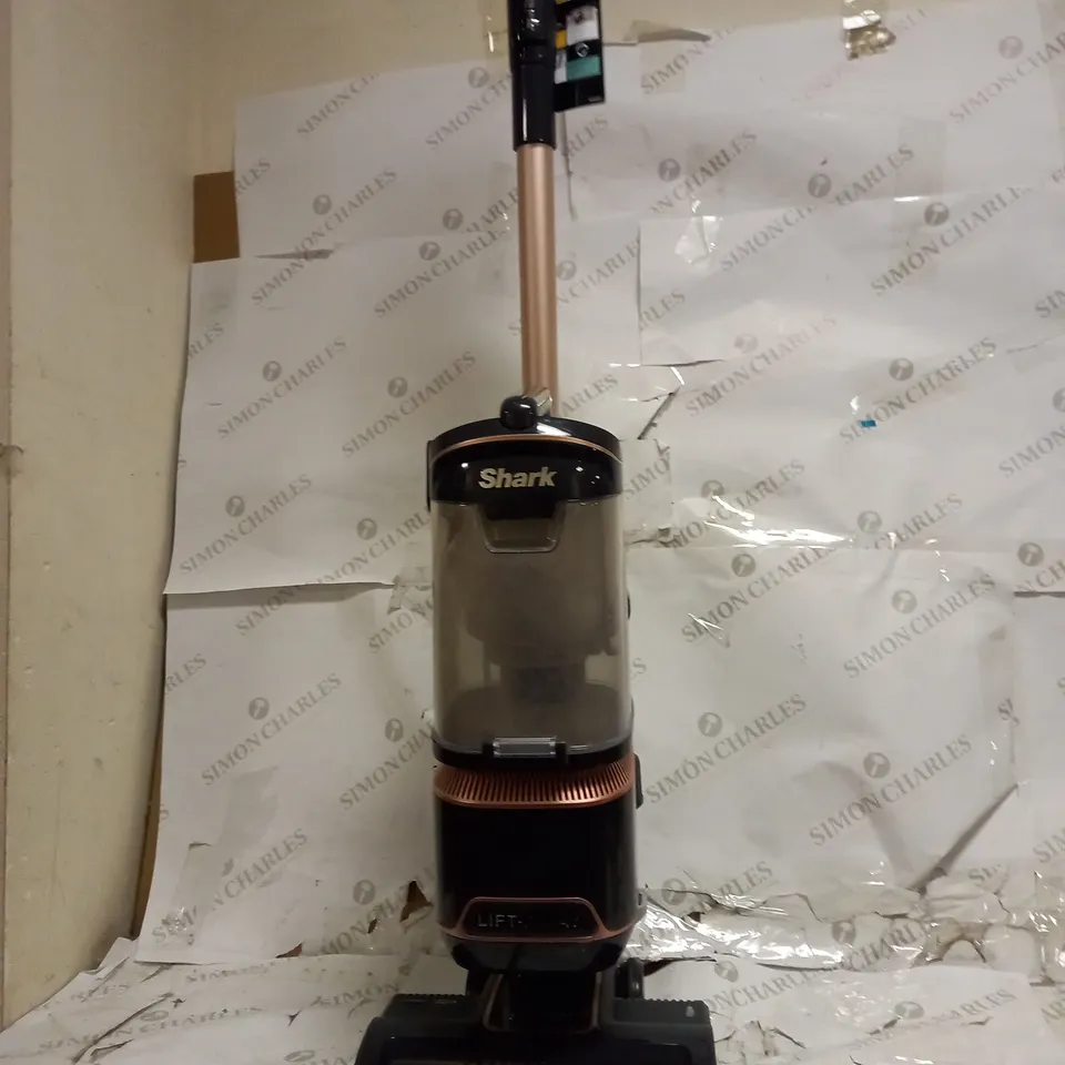 SHARK CORDED UPRIGHT PET MODEL 
