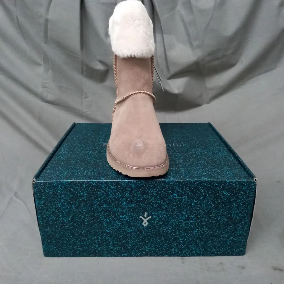 BOXED PAIR OF EMU AUSTRALIA BOOTS IN MUSHROOM SIZE 4