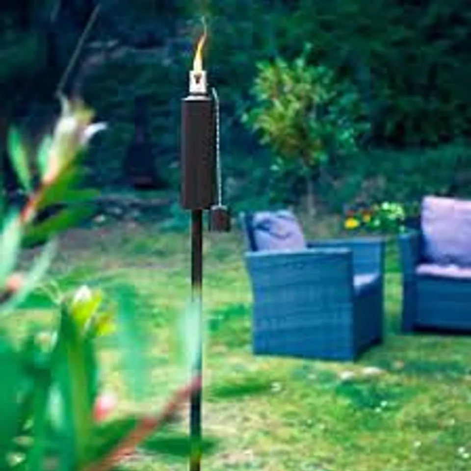 BOXED HARBOUR HOUSEWARES METAL ROUND GARDEN FIRE TORCHES BLACK 1.46M SET OF 2