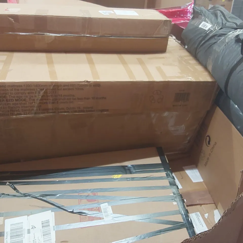 PALLET OF ASSORTED ITEMS INCLUDING: TENTS, BADMINTON RACKETS, PLATE BATHTUBS ECT