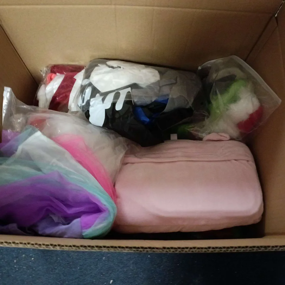 LOT OF APPROXIMATELY 13 FANCY DRESS ITEMS TO INCLUDE HARRY POTTER HAT AND ELF COSTUMES