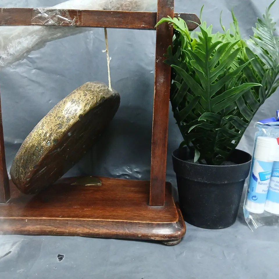 APPROXIMATELY 10 ASSORTED HOUSEHOLD ITEMS TO INCLUDE FAUX PLANT, SMALL GONG, ETC