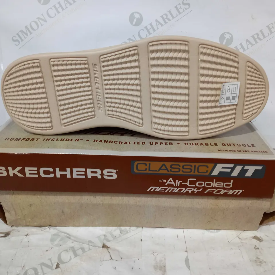 BOXED PAIR OF SKECHERS CLASSIC FIT SHOES IN BLUE/BROWN UK SIZE 9