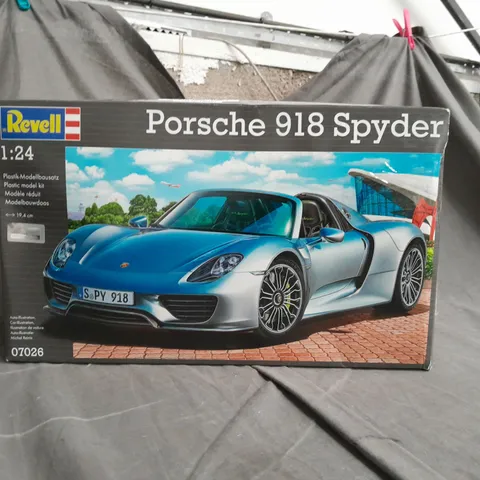 REVELL 1:24 PORSCHE 918 SPYDER LASTIC MODEL KIT