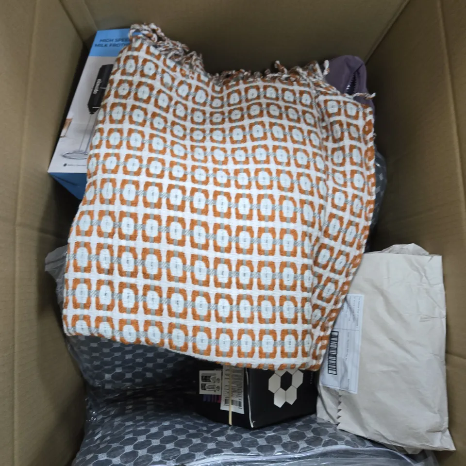 BOX OF APPROXIMATELY 15 ASSORTED HOUSEHOLD ITEMS TO INCLUDE WELCOME MAT, MILK FROTHER AND QUANTUM LIGHTS