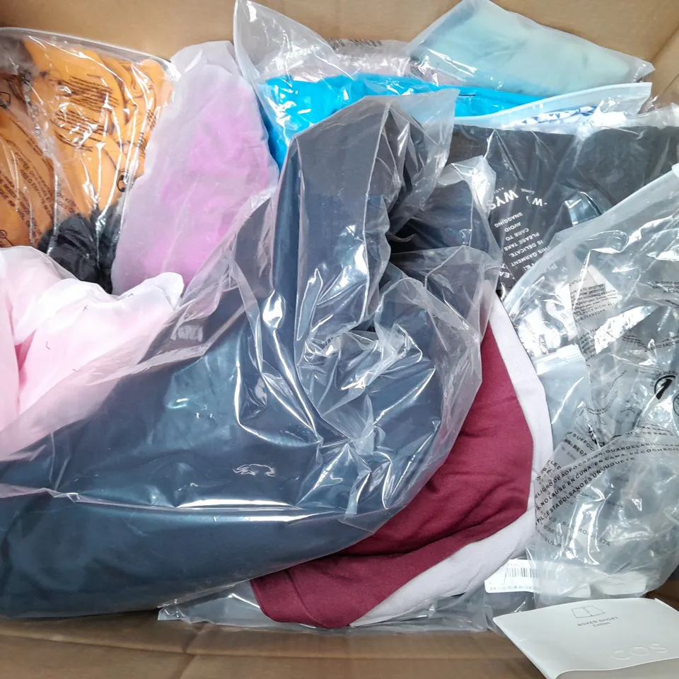 BOX OF APPROXIMATELY 25 ASSORTED CLOTHING ITEMS TO INCLUDE - SHORTS , VEST , TROUSERS ETC