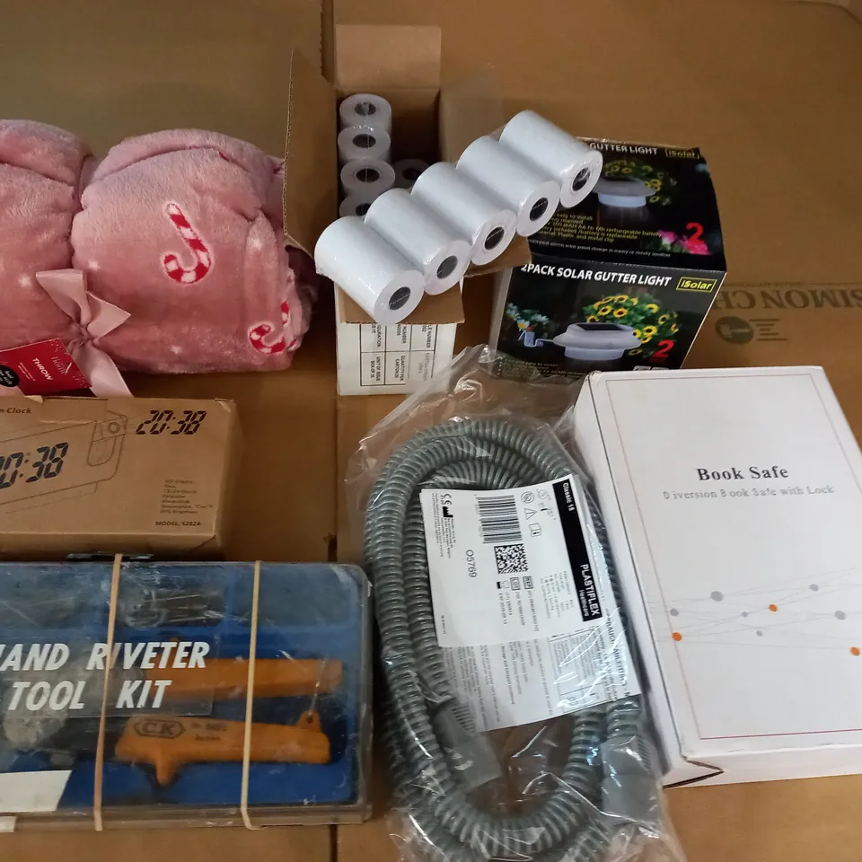 LOT OF 7 ASSORTED HOUSEHOLD ITEMS TO INCLUDE BOOK SAFE, PROJECTION CLOCK AND THROW