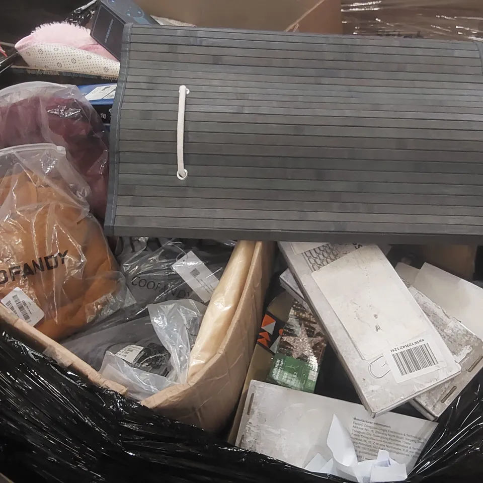 PALLET CONTAINING A LARGE QUANTITY OF ASSORTED ITEMS INCLUDING: JUMPERS, SELFIE STICK, WIRELESS CAMERA, WIRELESS KEYBOARD, MAT ECT