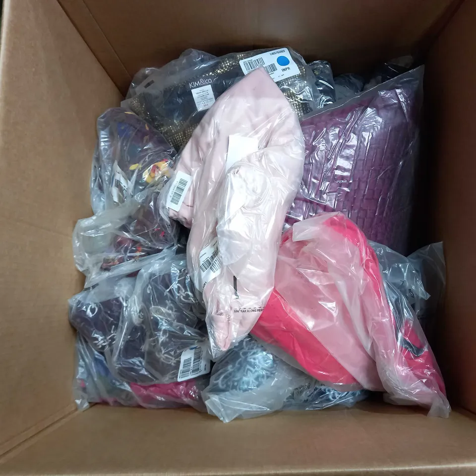 LOT OF APPROX 48 ASSORTED WOMENS CLOTHES TO INCLUDE JUMPERS, BLOUSE, JEANS ETC