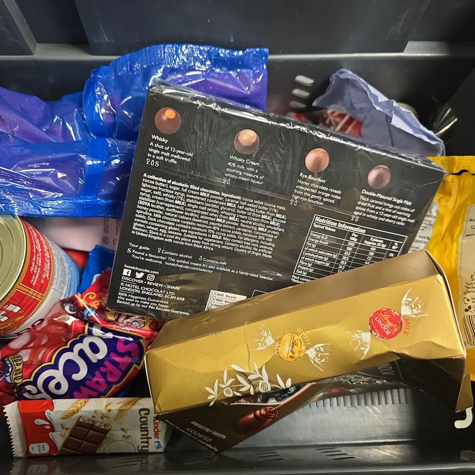 APPROXIMATELY 12 ASSORTED FOOD ITEMS TO INCLUDE - GRIND HOUSE BLEND , FREE SOUL SALTED CARAMEL VEGAN PROTEIN BLEND ETC