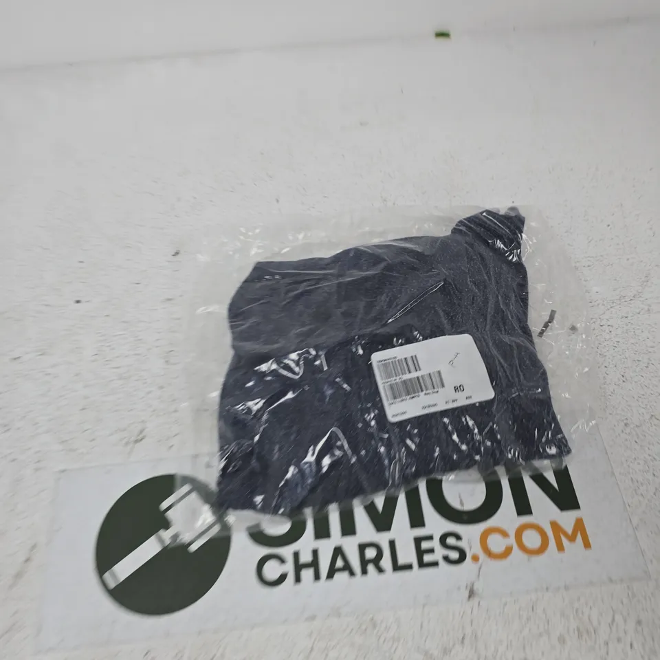 BOX OF APPROXIMATELY 20 ASSORTED CLOTHING ITEMS TO INCLUDE: D&C JUMPER