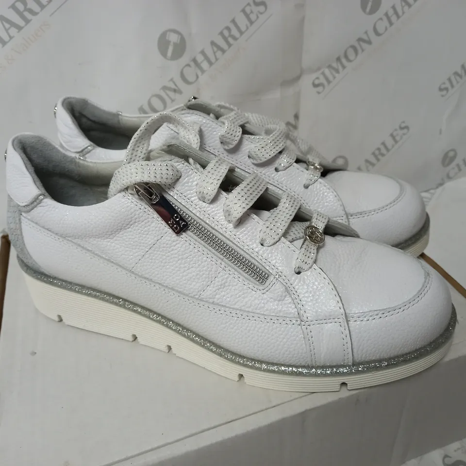 MODA IN PELLE GENE WEDGE TRAINER IN WHITE LEATHER SIZE 8 - BOXED 