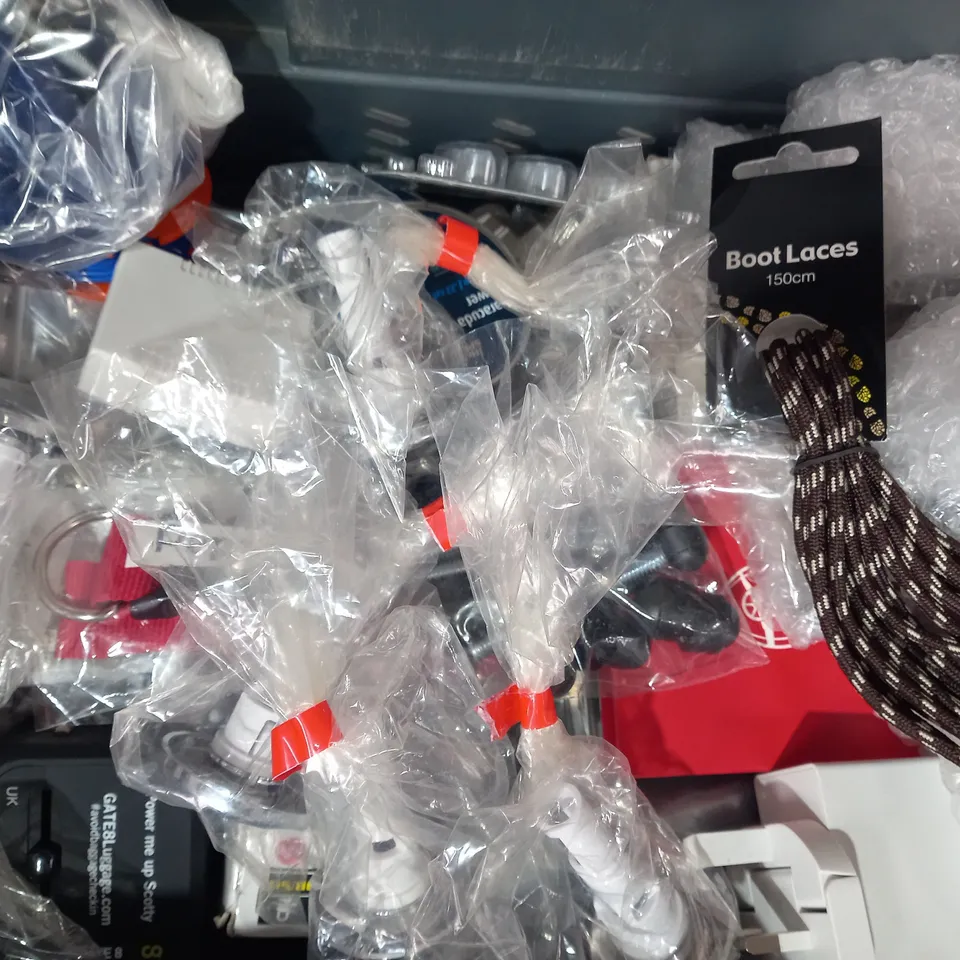 LOT OF APPROXIMATELY 10 ASSORTED HOUSEHOLD ITEMS TO INCLUDE BOOT LACES, DESIGNER OVER-EAR HEADPHONES, 14PC SOCKET SET, ETC