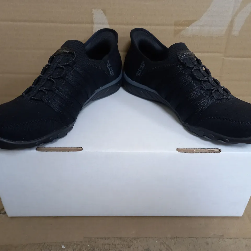 BOXED PAIR OF SKECHERS SLIP-INS IN BLACK SIZE 5