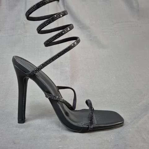 BOXED PAIR OF DESIGNER OPEN TOE HEELED SANDALS IN BLACK EU SIZE 40