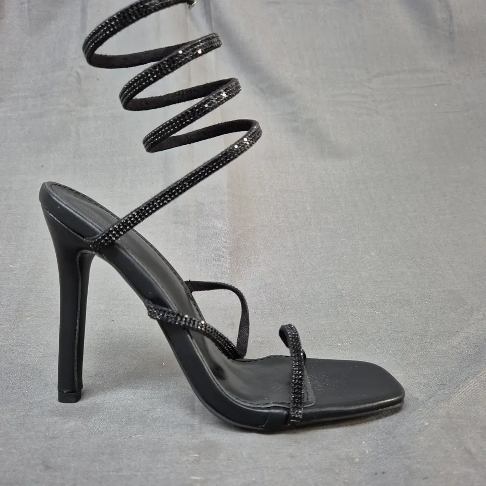 BOXED PAIR OF DESIGNER OPEN TOE HEELED SANDALS IN BLACK EU SIZE 40