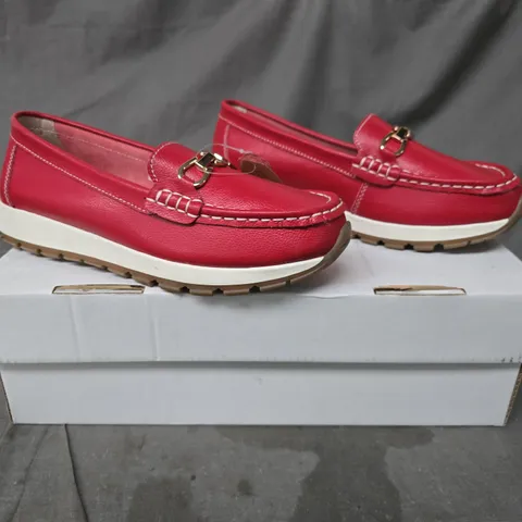BOXED PAIR OF JO & JOE SHOES IN RED SIZE 6