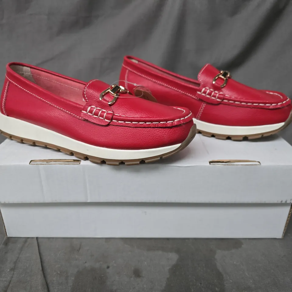 BOXED PAIR OF JO & JOE SHOES IN RED SIZE 6