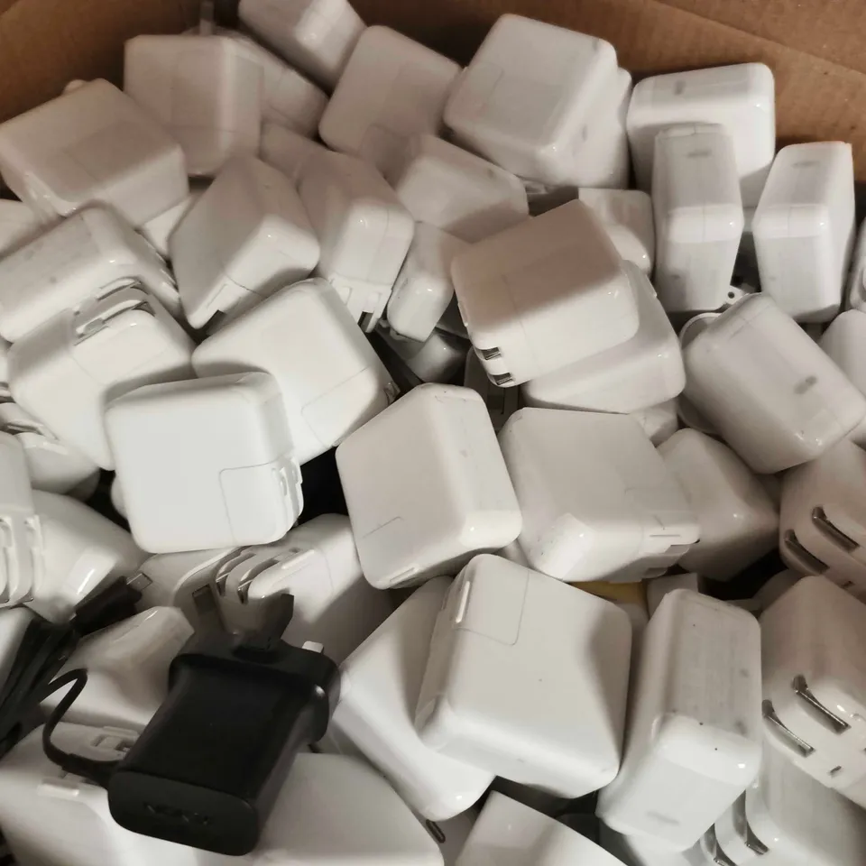 BOX OF APPROXIAMTELY 150 ASSORTED PHONE AND TABLET PLUGS/POWER ADAPTERS