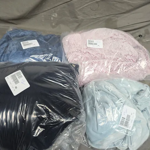 APPROXIMATELY 7 ASSORTED CLOTHING ITEMS TO INCLUE PJ SET, COZEE HOME HALF ZIP, COZEE HOME NECK WRAP, ETC