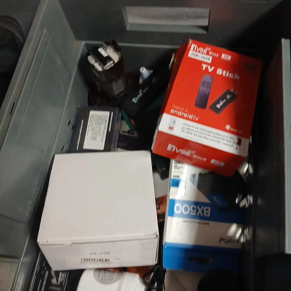 BOX OF ASSORTED ELECTRICAL ITEMS INCLUDING BUNDLE: TV STICK (ANDROID TV), CAVIUS OPTICAL SMOKE ALARM, BLOOD PRESSURE MONITOR (ARM STYLE) (VERIFY ITEMS)
