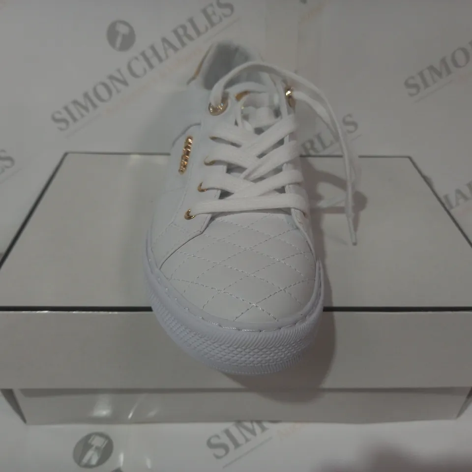 BOXED PAIR OF GUESS QUILTED LEATHER SHOES IN WHITE/METALLIC GOLD SIZE 9