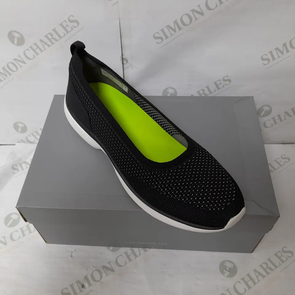 VIONIC BREATHABLE FLAT SHOE IN BLACK AND GREEN SIZE 7.5