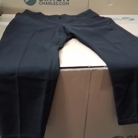 BOXED BRAND NEW APPROXIMATELY 16 CAPSULE TAPERED TROUSERS BLACK SIZE 22L