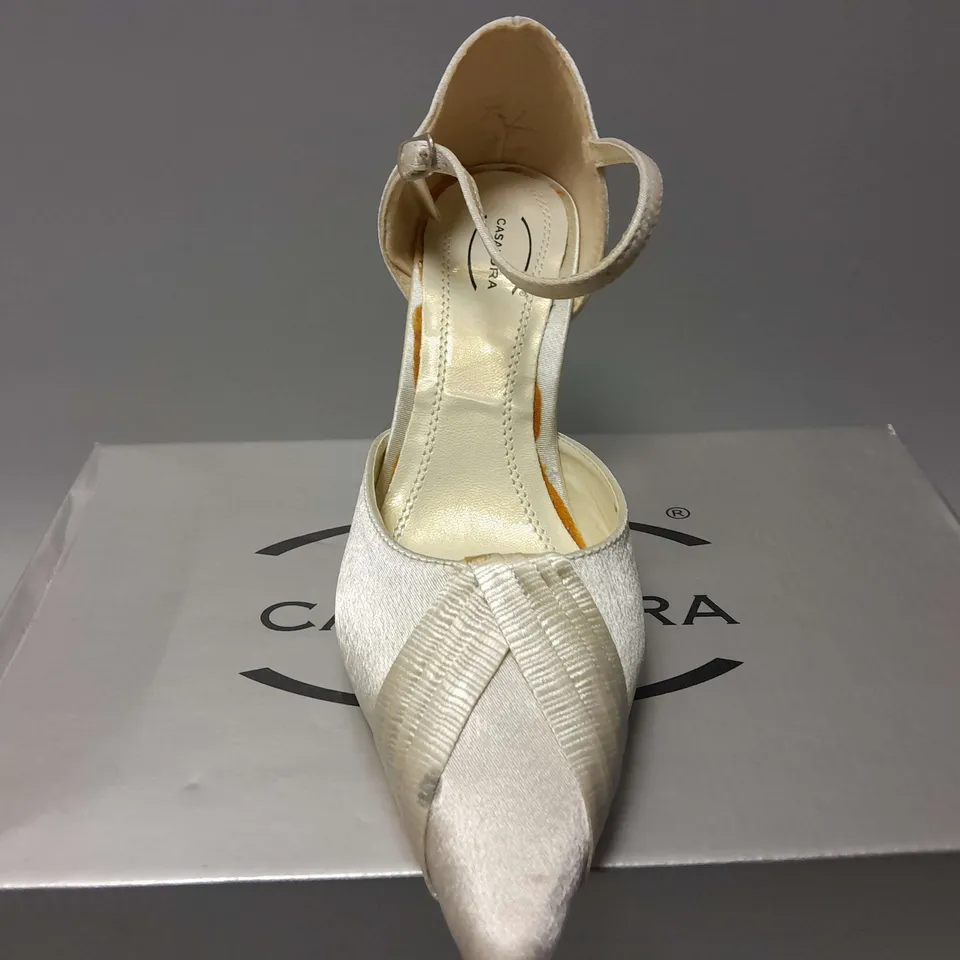 APPROXIMATELY 12 BOXED CASANDRA POINTED TOE HEELS IN IVORY IN VARIOUS SIZES
