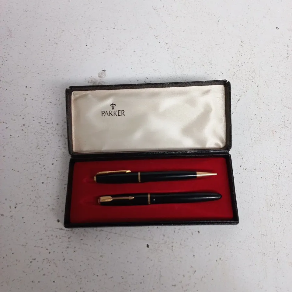 PARKER 2-PEN DESK SET IN BLACK LEATHERETTE CASE