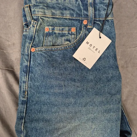 MOTEL LOW-RISE JEANS IN WASHED BLUE SIZE 28/32