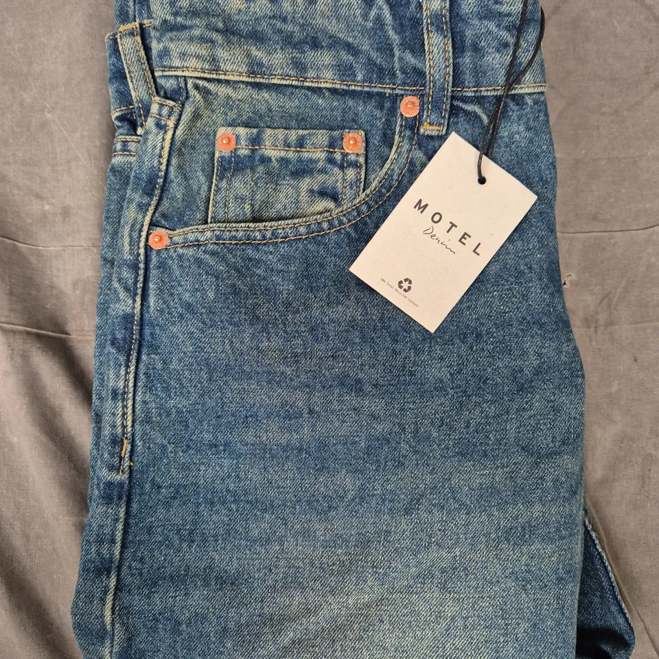 MOTEL LOW-RISE JEANS IN WASHED BLUE SIZE 28/32