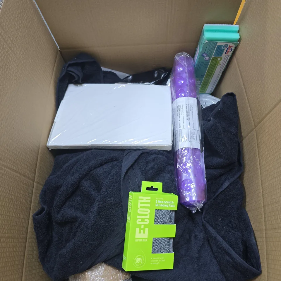 BOX OF APPROXIMATELY 15 ASSORTED HOUSEHOLD ITEMS INCLUDING SHOWER MAT , E CLOTH AND SPONTEX SCRUBBERS 