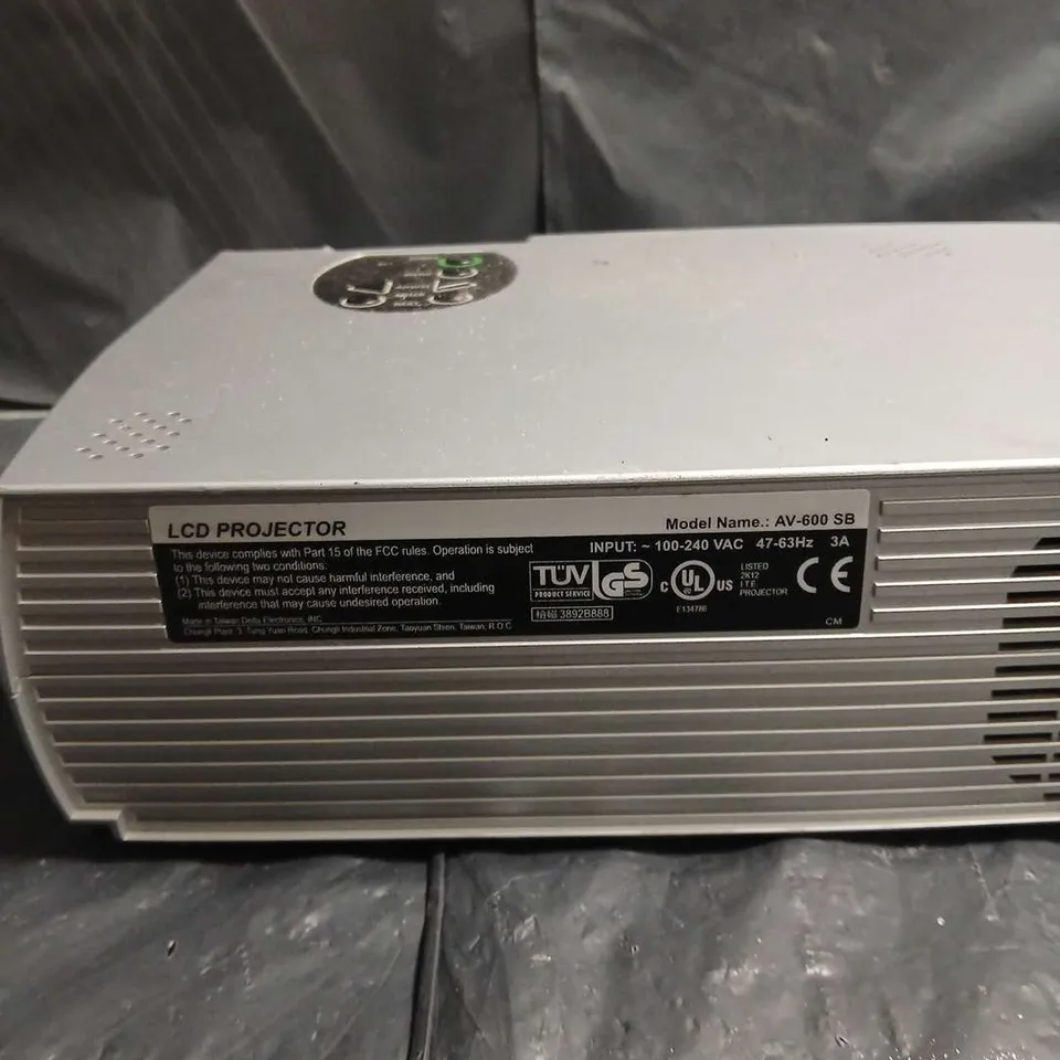 SAHARA LCD PROJECTOR AV-600 SB