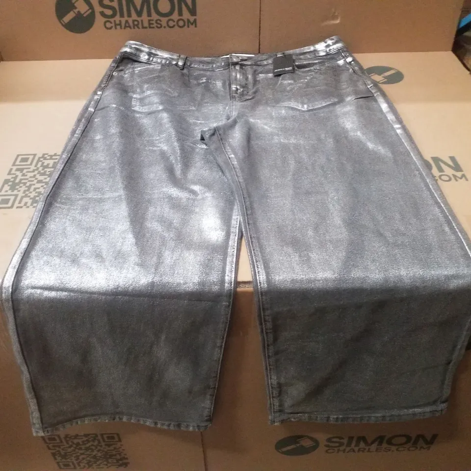 BOX CONTAINING APPROXIMATELY 10 BRAND NEW J D WILLIAMS DENIM SILVER METALLIC WIDE LEG JEANS - SIZE 20