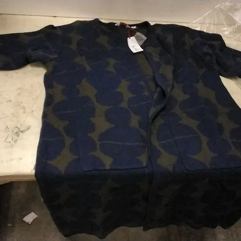 4 BOXES OF APPROXIMATELY 8 DESIGNER BON DE JIRI CARDIGANS BLUE/BROWN - SIZE 2XL