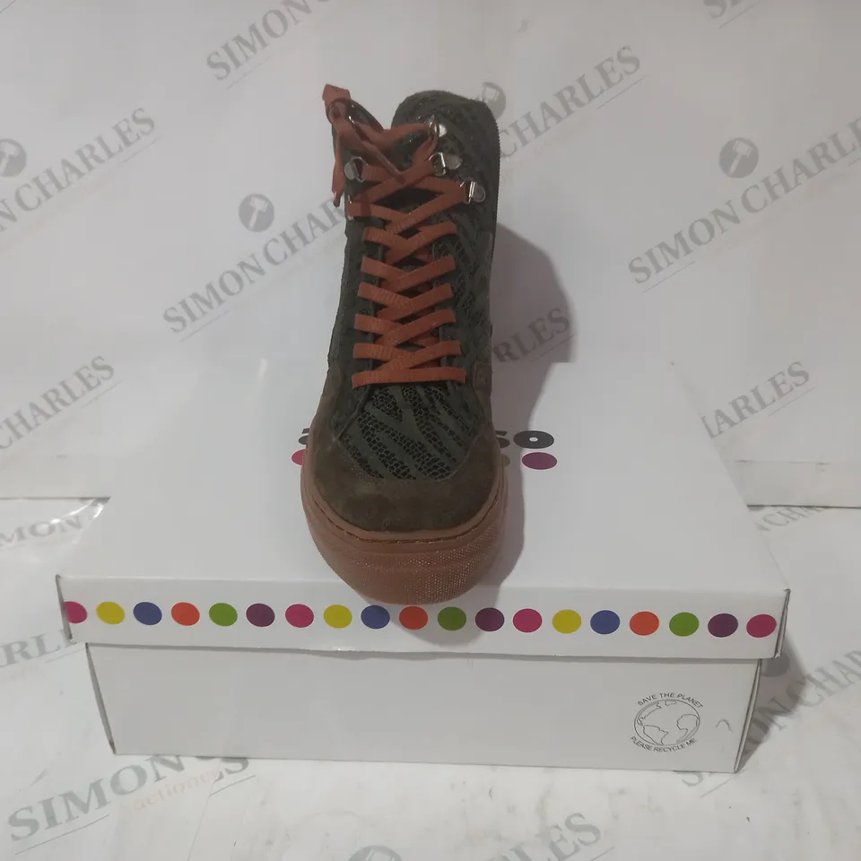 BOXED PAIR OF ADESSO HI-TOP SHOES IN SAGE/BROWN SIZE 7