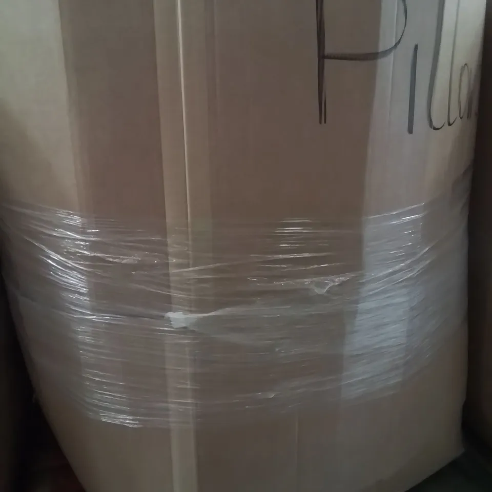 PALLET CONTAINING A LARGE QUANTITY OF PILLOWS 