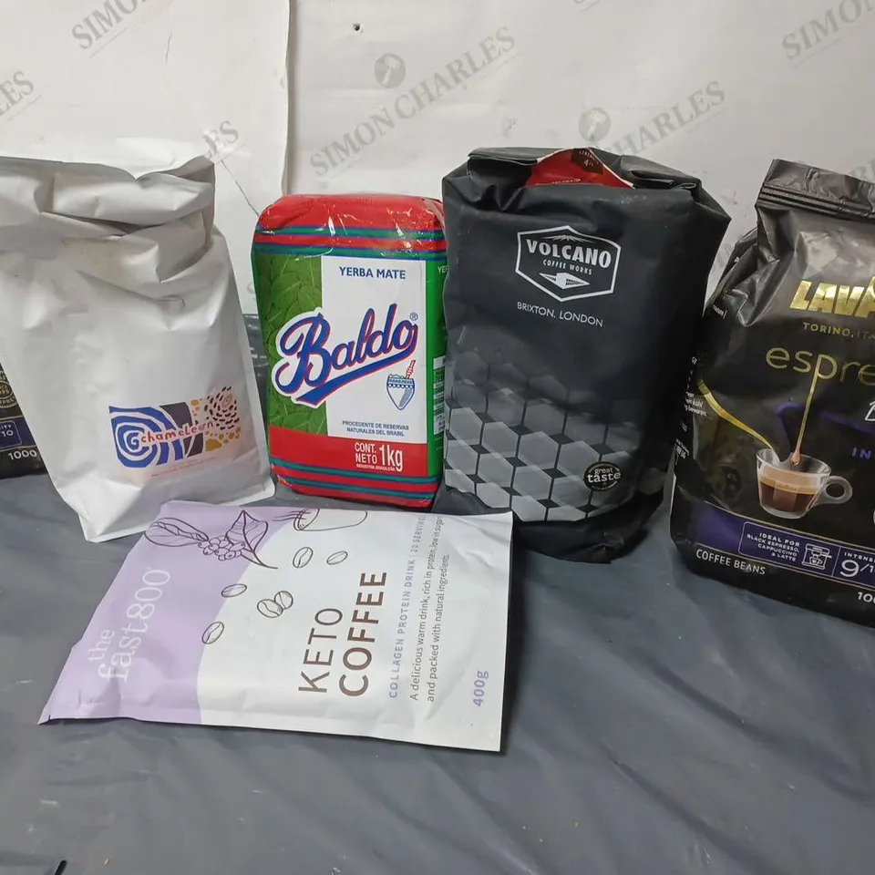 APPROXIMATELY 6 ASSORTED COFFEE & TEA ITEMS TO INCLUDE LAVAZZO ESPRESSO BARISTA INTENSO COFFEE BEANS (1000g), THE FAST 800 KETO COFFEE (400g), CHAMELEON MILK CHOC, STRAWBERRIES & CREAM WHOLEBEAN COFFE