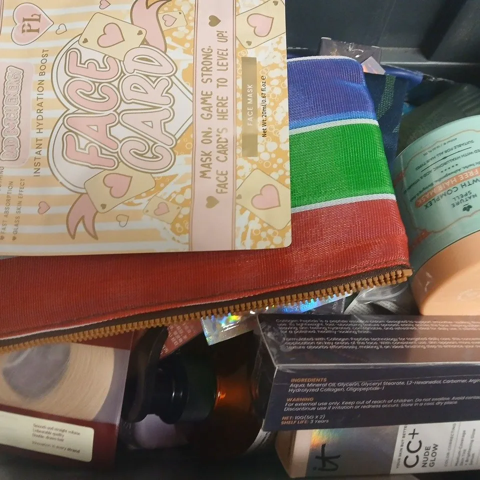 APPROXIMATELY 20 ASSORTED HEALTH & BEAUTY PRODUCTS TO INCLUDE AVEENO CREAM, GRACE COLE CALM WATER, NATURE SPELL SALT FREE HAIR MASK, ETC - COLLECTION ONLY