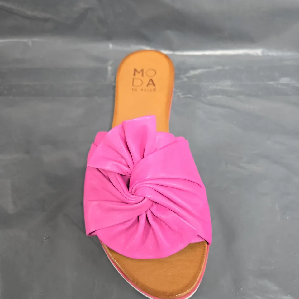 BOXED PAIR OF MODA FUSCHIA LEATHER TWIST BOW SPORTY SANDAL - UK SIZE 39