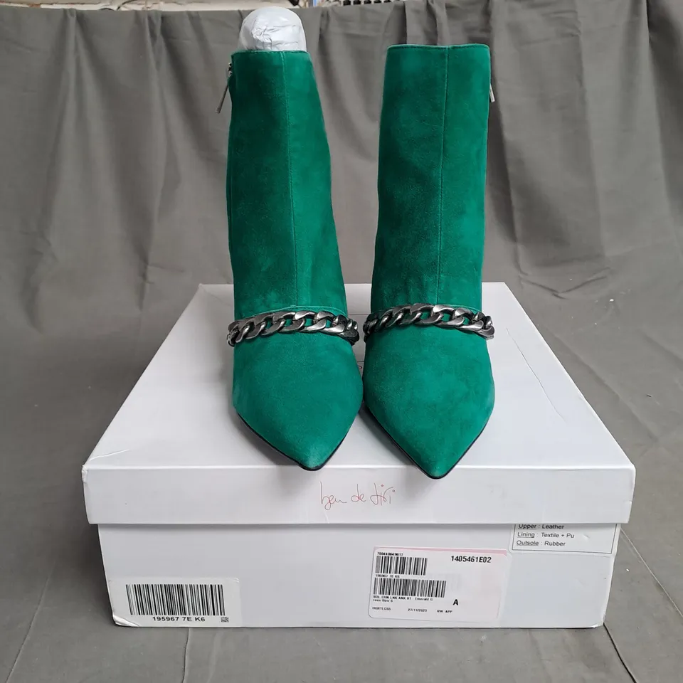 BEN DE LISI CHAIN LINK SUEDE ANKLE BOOT SIZE 6 IN GREEN 