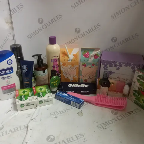 APPROXIMATELY 20 ASSORTED COSMETICS ITEMS TO INCLUDE CHAMPNEY HEALTH SPA CALM HAND LOTION (250ml), AUSSIE THE BIG ONE MIGHTY MEGA SHAMPOO (500ml), DAWSYLICIOUS TANNING ULTRA DARK FOAM (200ml), ETC